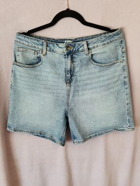 Hot Topic Light Wash Denim Women’s Shorts